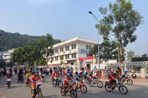 Học sinh Tiểu học Lào Cai thể hiện quyết tâm cao khi tham gia giải đua.