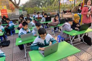 Học sinh hào hứng với hoạt động của ngày hội.