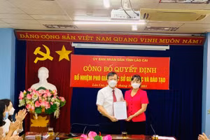 Phó Chủ tịch UBND tỉnh Lào Cai, bà Giàng Thị Dung trao quyết định điều động, bổ nhiệm Phó giám đốc Sở GD&ĐT cho ông Nguyễn Minh Thuận. 