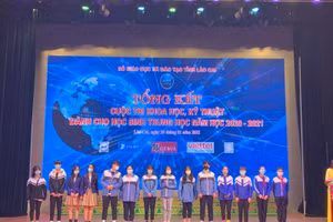 HS các trường lên nhận giải “Giải tập thể khối THPT”.