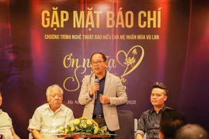 Ông Nguyễn Mạnh Hưng, Tổng biên tập báo Tuổi trẻ Thủ đô (đứng) trao đổi tại họp báo.