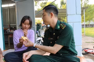 Cán bộ, chiến sĩ Đồn Biên phòng Mường Lạn luôn quan tâm, chăm có cho những con nuôi của mình. 