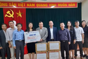 NGƯT Ngô Trần Ái trao tặng 200 bộ SGK và hàng nghìn quyển vở cho HS ở TP Hà Tĩnh.