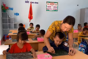 Thầy, cô giáo luôn tận tâm cùng học trò, tâm huyết với nghề nghiệp. (ảnh minh họa)