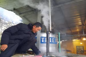 Thầy Bùi Huy Sơn đã học hỏi, cải biến nâng cao hiệu quả bếp ủ trấu.