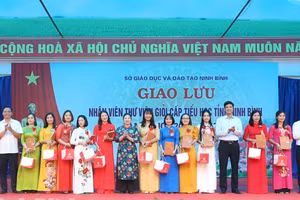 Nhân viên thư viện giao lưu, học hỏi