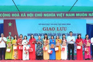 Nhân viên thư viện giao lưu, học hỏi