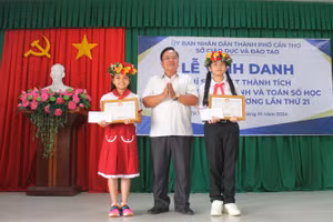 Hội Khuyến học TP Cần Thơ vinh danh, khen thưởng 2 học sinh đoạt giải. Ảnh: Q. Ngữ