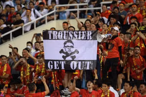 Biểu ngữ đòi huấn luyện viên Philippe Troussier ra đi của cổ động viên trên sân Mỹ Đình. Ảnh: INT