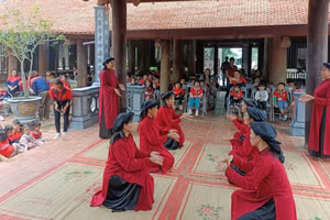 Gần 700 học sinh Trường Tiểu học Kim Đức hòa mình say sưa với làn điệu trong tiết hoạt động giữa giờ tại sân trường.