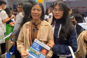 Chị Hoàng Thị Lệ Thủy (Nam Từ Liêm, Hà Nội) cùng con gái tham gia Ngày hội Tư vấn tuyển sinh - hướng nghiệp 2024 tại Đại học Bách khoa Hà Nội. Ảnh: Ngô Chuyên