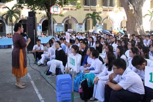 Buổi giáo dục kỹ năng sống ở Trường THPT Marie Curie, TPHCM với những nội dung về tâm sinh lý tuổi học trò. Ảnh: MT