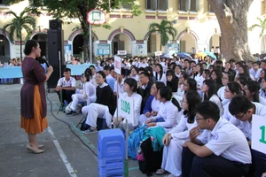 Buổi giáo dục kỹ năng sống ở Trường THPT Marie Curie, TPHCM với những nội dung về tâm sinh lý tuổi học trò. Ảnh: MT