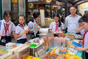 Học sinh Trường Tiểu học Cao Bá Quát chọn sách tại Đường Sách TPHCM. 