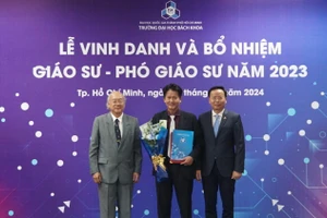 GS.TS Nguyễn Hữu Lộc (giữa) tại Lễ vinh danh và bổ nhiệm chức danh giáo sư, phó giáo sư năm 2023 của Trường Đại học Bách khoa (Đại học Quốc gia TPHCM) diễn ra tháng 1/2024. Ảnh: Mạnh Tùng