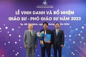 GS.TS Nguyễn Hữu Lộc (giữa) tại Lễ vinh danh và bổ nhiệm chức danh giáo sư, phó giáo sư năm 2023 của Trường Đại học Bách khoa (Đại học Quốc gia TPHCM) diễn ra tháng 1/2024. Ảnh: Mạnh Tùng