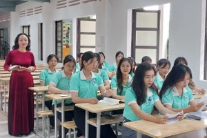 Cô Nguyễn Thị Phong Lê - Trường ĐH Khánh Hòa và sinh viên trong giờ học. Ảnh: NVCC