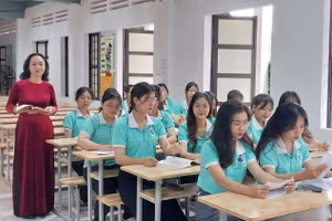 Cô Nguyễn Thị Phong Lê - Trường ĐH Khánh Hòa và sinh viên trong giờ học. Ảnh: NVCC