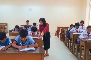 Cô Nguyễn Thị Bích Huy và học sinh Trường Tiểu học & THCS Ea Trol. Ảnh: NVCC