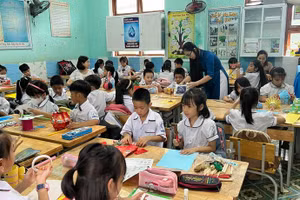 Học sinh Trường Tiểu học Võ Thị Sáu (TP Đông Hà) tham gia hoạt động trải nghiệm STEM.