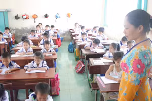 Giờ rèn chữ của cô trò lớp 1 Trường Tiểu học 1 (thị trấn Năm Căn, Cà Mau). Ảnh: Q. Ngữ