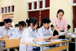 Cô và trò Trường THPT Trần Nguyên Hãn, huyện Lập Thạch (Vĩnh Phúc). Ảnh: ITN