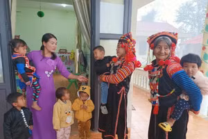 Cô trò Trường Mầm non Thu Lũm, huyện Mường Tè. Ảnh: Hà Thuận