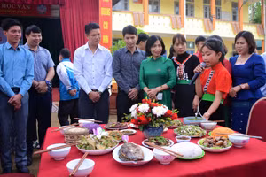 Cán bộ, giáo viên tỉnh U Đôm Xay trải nghiệm thực tế và học hỏi kinh nghiệm tại Trường THCS xã Thanh Nưa, huyện Điện Biên. Ảnh: TG