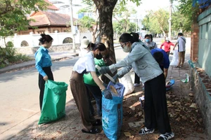 Đoàn viên, thanh niên dọn dẹp rác tại các tuyến đường trên địa bàn huyện Nhà Bè. Ảnh: ĐH Mở TPHCM