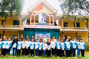 Học sinh Trường Tiểu học & THCS A Xing (Hướng Hóa, Quảng Trị) tiếp nhận SGK của đoàn thiện nguyện từ Hà Nội trao tặng.