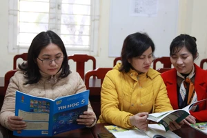 Giáo viên Trường Tiểu học Mê Linh (huyện Mê Linh, Hà Nội) lựa chọn sách giáo khoa lớp 5. Ảnh: TG