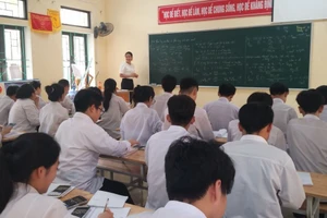 Giờ học của cô và trò Trường THPT Hương Khê (Hà Tĩnh). Ảnh: NVCC