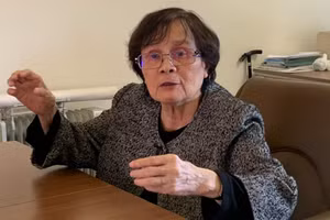 GS.TSKH Hoàng Xuân Sính đã bước sang tuổi 92 nhưng vẫn trách nhiệm với giáo dục. Ảnh: TG