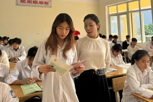 Cô và trò trong giờ học. Ảnh: NH.