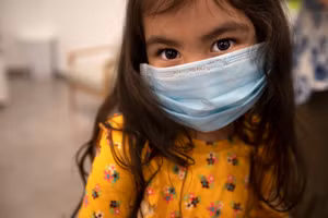 Sự phát triển ngôn ngữ và xã hội của trẻ có thể chậm hơn một chút do khẩu trang trong đại dịch. 