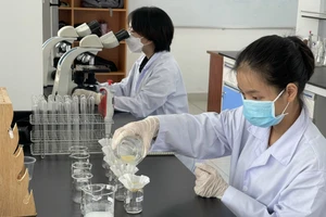 Giảng viên, sinh viên Trường ĐH Công Thương TP Hồ Chí Minh trong phòng Lab. Ảnh: NTCC