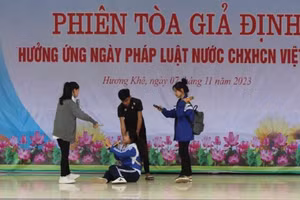 Học sinh Trường THPT Hương Khê (huyện Hương Khê) tham gia phiên tòa giả định.