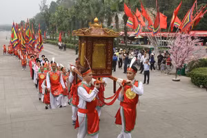 Đoàn rước kiệu dâng lễ vật lên các Vua Hùng. Ảnh: CK