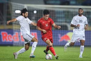 Hoàng Đức (áo đỏ) đá tiền đạo trong trận giao hữu Việt Nam gặp Uzbekistan vào tháng 10/2023. Ảnh: Onplus.