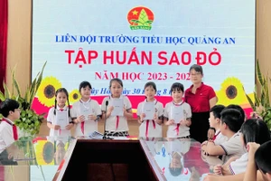 Liên đội Trường Tiểu học Quảng An (Tây Hồ, Hà Nội) thành lập đội sao đỏ và tổ chức tập huấn cho các em năm học 2023 - 2024. Ảnh: Website nhà trường