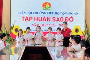 Liên đội Trường Tiểu học Quảng An (Tây Hồ, Hà Nội) thành lập đội sao đỏ và tổ chức tập huấn cho các em năm học 2023 - 2024. Ảnh: Website nhà trường