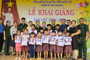 BĐBP Kiên Giang cùng chính quyền địa phương tặng quà năm học mới cho các em nhỏ Trường Tiểu học Pháo Đài (TP Hà Tiên). Ảnh: Tiến Vinh