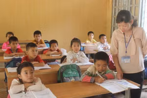 Cô và trò Trường Tiểu học Púng Bánh, huyện Sốp Cộp (Sơn La). Ảnh: ITN
