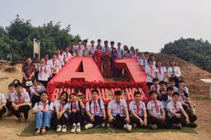 Cô trò chụp ảnh lưu niệm sau tiết học lịch sử tại di tích lịch sử Đồi A1. Ảnh: NTCC