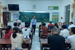 Đại diện cha mẹ học sinh của một lớp học tại Trường Tiểu học Lê Đình Chinh trình bày báo cáo thu chi quỹ hội. Ảnh: NTCC 