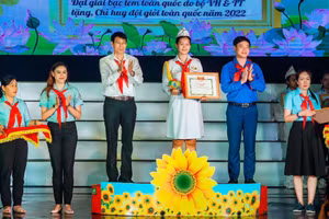 Đặng Cát Tiên (đứng giữa) đoạt nhiều thành tích cấp tỉnh và Trung ương trong các cuộc thi về hoạt động Đội. Ảnh: NVCC