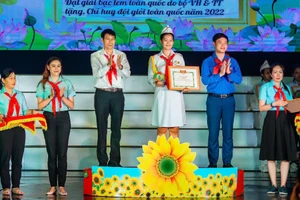 Đặng Cát Tiên (đứng giữa) đoạt nhiều thành tích cấp tỉnh và Trung ương trong các cuộc thi về hoạt động Đội. Ảnh: NVCC