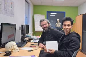 Ông Mathieu - Kỹ sư thiết kế Công ty I. CERAM hướng dẫn sinh viên Vũ Tuấn Phú trong quá trình thực tập tại Pháp. Ảnh: NTCC