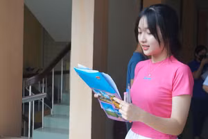 Thí sinh dự thi đánh giá năng lực của Đại học Quốc gia TPHCM ngày 7/4. Ảnh: Mạnh Tùng