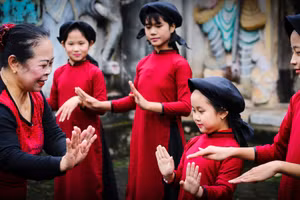 Nghệ nhân Nhân dân Nguyễn Thị Lịch - Trùm phường Xoan An Thái, xã Phượng Lâu, TP Việt Trì.